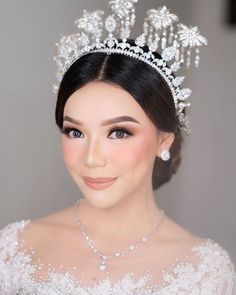 Hair Do Wedding, Asian Wedding Makeup, Makeup Looks Everyday, Muslim Wedding Gown, Beautiful Wedding Makeup, Wedding Dress Photoshoot, Wedding Makeup Bride, Indonesian Wedding, Bride Dress Simple