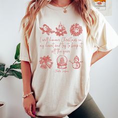 Get ready to be OBSESSED with your new Charles Dickens A Christmas Carol shirt. It's the cutest and most trendy way to combine all those important trendy literary and Christmas crewneck vibes! This is the perfect Christmas light academia shirt!  * Q U I C K * F A C T S * ✺  All shirts are UNISEX ✺  100%  ringspun cotton (fiber content may vary for different colors) ✺  Soft-washed, garment-dyed fabric brings extra coziness ✺  Wash and dry normally (on cool for best results) ✺  Sewn-in twill label * S I Z I N G * ✺ For an oversized fit, select two or three sizes up from your normal size ✺ Model is wearing size L  ✺ Sizing runs true to size ✺ Relaxed fit ✺ Most women find their typical size works best, since they are meant to fit a touch loose ✺ See Size guide and fit in images          * S H Holiday Cotton Shirt, Cotton Shirt For The Holiday Season, Holiday Cotton Graphic Tee Shirt, Cotton Graphic Tee Shirt For Holidays, Relaxed Fit Christmas Holiday Tops, Snowflake Shirt, Charles Dickens Christmas, Dickens Christmas, Snowman Shirt