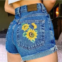 Loose Fit Denim, Painted Clothes Diy, Vintage Jean Shorts, Embroidered Denim Shorts, Diy Vetement, Painted Jeans, Fashion Bottoms, Summer Denim, Painted Denim