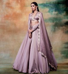 Lilac Lehenga, Scalloped Dupatta, Kalamkari Blouse Designs, Asian Couture, Maxi Dress Pattern Sewing, Sangeet Ceremony, Beautiful Lehenga, India Clothes, Lehenga Designs Simple