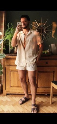 Italy Mens Fashion, Aesthetic Clothes Men, Men Outfit Ideas, Stylish Men Wear, Hispanic Men, Denim Looks, Rolled Up Jeans, Clothes Men, Italy Aesthetic