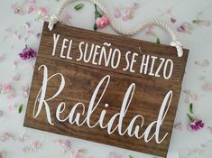 a wooden sign that says, yel sueno sehizo realidad