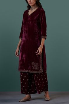 Velvet Kurta Designs, Kurti Pants, Velvet Kurta, Bridal Suits, Velvet Embroidery, Embroidery Fashion Detail, Lehnga Dress, Long Kurta