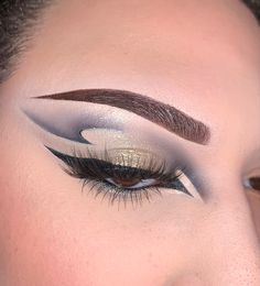 Graphics Liner Makeup, Eyeliner Styles Graphic, Prom Makeup Graphic Liner, Eyeshadow Looks With Graphic Liner, Eyeliner Editorial Makeup, Eyeliner Ideas, Makeup Stencils, Bright Eye Makeup, Eye Makeup Styles