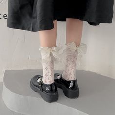 Material: Baumwolle White Harajuku Style Winter Socks, White Harajuku Socks For Winter, Cute White Non-slip Socks, Casual Winter School Stockings, Cute Black Non-slip Socks, Cute White School Socks, Cute Black Spring Socks, Cute Black Socks For Gifts, Cute Black Socks For Spring