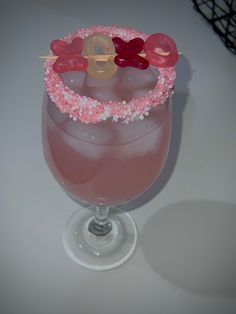 Valentines Party Drinks, Valentines Themed Cocktails, Birthday Cocktail, Drinks Aesthetic Alcoholic Party, Party Drinks Aesthetic, Pink Drink Ideas, Cocktails Aesthetic Recipe, Galentines Drink, Valentines Cocktail