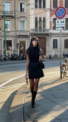 Classy Put Together Outfits, Paola Cossentino Outfits, Black Dress Office Outfit, Classic Vintage Outfits For Women, Bussines Women Outfit, Vintage French Outfit, Classic Girl Outfits, Paris Girl Outfit, Citycore Outfit