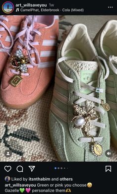 Junk Shoes, Uggs Aesthetic, Upcycle Shoes, Bedazzled Shoes, Shoes Charms, Samba Outfit, Diy Sneakers, Converse Style, Diy Clothes Life Hacks