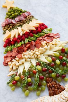 Unique Christmas Charcuterie Board Ideas, Desert Charcuterie Board Christmas, Christmas Tree Charcuterie Tower, Christmas Tree Charcuterie Board, Tree Charcuterie Board, Christmas Tree Charcuterie, Tree Charcuterie, Xmas Appetizers, Christmas Cheese Boards