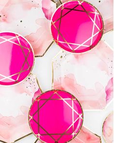 pink and gold plates with geometric lines on them are arranged in a pattern that looks like hexagonal shapes