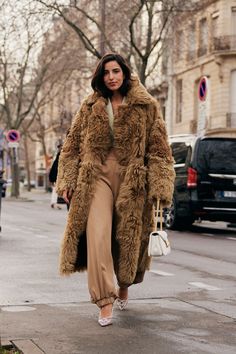 Teddy Jacket Outfit, Jogger Pants Outfit Women, Going Out Winter Outfits, Street Style Fall 2022, 2022 Street Style, Street Style Paris Fashion Week, Minimal Chic Style, Fashion Forward Outfits, Outfit 2023