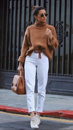 Witte Jeans Outfit, Pretty Winter Outfits, White Pants Outfit, Look Jean, White Jeans Outfit, Skandinavian Fashion, Outfit Chic, Chic Fall Outfits, Pants Brown