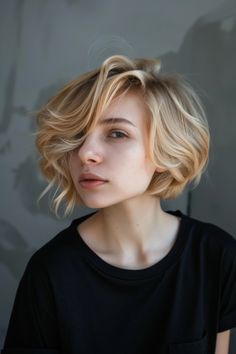 Effortlessly cool and totally fresh - these 17 ideas for the 90s bixie cut are giving major vibes with a modern twist. Fall Highlights, Formal Hairstyles For Short Hair, Pepper Hair, Shoulder Length Curly Hair, Hair Formal, Grey Curly Hair, Thick Wavy Hair, Blonde Layers