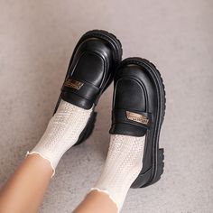 Geschlecht: Frau	Typ: Slipper	Hauptmaterialien: Rindsleder	Innensohle: Schweinsleder	Sohle: Gummi	Verschlussart: Slip-on	Stil: Alltag, Lässig, Retro	Jahreszeit: Frühling, Herbst	Absatzhöhe: Mittel (4 cm) Trendy Platform Loafers With Brogue Detailing, Office Slip-ons With Brogue Detailing And Round Toe, Trendy Brogue Detailed Loafers With Round Toe, Trendy Loafers With Brogue Detailing And Round Toe, Slip-on Oxfords With Round Toe For Office, Casual Closed Toe Platform Loafers With Metal Feet, Casual Platform Loafers With Metal Feet, Casual Loafers With Metal Feet And Pointed Toe, Trendy Slip-on Loafers With Round Toe