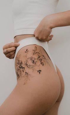 Jaw-Dropping Hip Tattoos Pisces Hip Tattoo, Big Hip Tattoo, Unique Hip Tattoos Women, Small Tattoos Aesthetic, Feminine Traditional Tattoo, Flower Hip Tattoo, Hip Tats, Floral Hip Tattoo, Flower Hip Tattoos