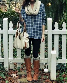 Fall Outfits With Flannels, Outfits With Flannels, Shorts With Boots, Boots Fall Outfit, Flannel Outfit, Boots Beige, Flannel Outfits, Layered Fashion, Boots Fall