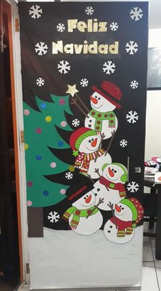 a door decorated to look like a christmas tree with snowmen on it and the words feliz navidad