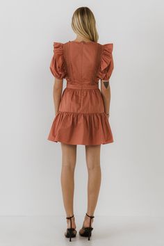 Aporta sofisticación y elegancia a tu guardarropa con este vestido con encaje y mangas abullonadas. Con escote redondo, este vestido se completa con inserciones de encaje, mangas abullonadas y detalle de volantes. La combinación perfecta de femenino y atrevido, esta hermosa pieza agrega encanto extra a cualquier ocasión especial. Haz una declaración y destaca con esta pieza inolvidable con su silueta atemporal. ¡Prepárate para lucir lo mejor posible con este precioso vestido!



 Escote redondo

 Detalle de encaje insertado

 Mangas abullonadas

 Detalle de volantes

 Cremallera invisible en el centro de la espalda

 Lavado de manos en frio

 No usa blanqueador

 No secar en secadora

 Plancha baja

 Exterior: 100% algodón

 Forro: 70% Poliéster 30% Algodón

 Exclusivo para decoración Feminine Puff Sleeve Dress With Lace Trim, Feminine Fitted Puff Sleeve Dress With Lace Trim, Chic Spring Puff Sleeve Dress With Lace Trim, Chic Puff Sleeve Dress With Lace Trim For Spring, Daywear Mini Dress With Ruffled Skirt, Chic Mini Puff Sleeve Dress With Lace Trim, Chic Puff Sleeve Mini Dress With Lace Trim, Puff Sleeve Mini Dress With Lace Trim, Mini Dress With Ruffled Skirt For Daywear