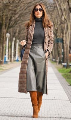 #Winter#WinterOutfits#Fashion2024#SeasonalFashion#WinterTrends#StyleTips#ColdWeatherOutfits#Skirts#Layering#MidiSkirtsIdeas#OutFitIdeas#WinterFashion#WinterOutfitsAesthetic#WinterOutfitsKorean#WinterOutfitsForWomen#ChristmasOutfit Rok Outfit, Elegant Fall, Looks Chic, Mode Inspiration, Winter Fashion Outfits, Fall Winter Outfits, Fall Outfit