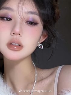 Prom Makeup Round Eyes, Doyuin Makeup, Pink Lip Makeup, Makeup Layout, Holographic Makeup, Shimmer Eye Makeup, Vibrant Makeup, Korea Makeup, Cute Eye Makeup