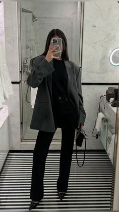 Grey Blazer Outfit, Outfits Los Angeles, Australian Winter, T Shirt Outfits, Stile Casual Chic, Outfit Elegantes, Blazer Outfits Casual, California Outfits, Preppy Sweater