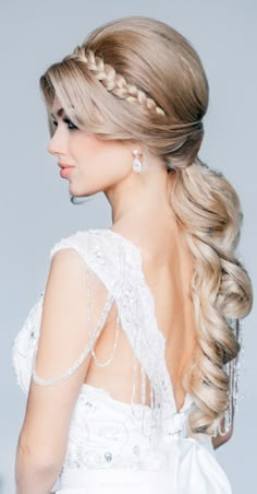 Wedding hairdo - beautiful braid! {long hairstyle, bride, bridal, gorgeous bride, wedding inspiration, wedding beauty, curly hair, perfect wedding hair} Sanggul Modern, Hairstyles Aesthetic, Hairdo Wedding, Elegant Wedding Hair, Dressy Dress, Best Wedding Hairstyles, Fishtail Braid, Trendy Wedding Hairstyles, Hairstyles Updo