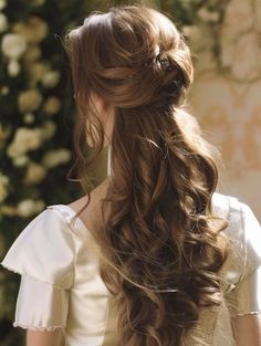 Pretty Hairstyles For A Wedding, Elegant Hairdos For Long Hair, Vintage Princess Hairstyles, Beautiful Wedding Hairstyles Long Hair, Wedding Hairdo Down, Wedding Dresses Hairstyles, Layered Bridal Hair, Victorian Bridal Hair, Elegant Wedding Hair Styles