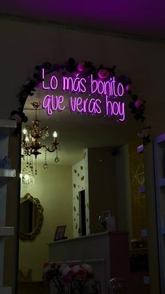 a purple neon sign that reads, lo mas bonito age veras hoy