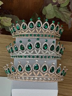 Forest Green Quinceanera Shoes, Green Crowns For Quinceanera, Emerald Green Quince Rings, Emerald Green And Gold Crown, Dark Green Quince Decorations, Emerald Green 15 Dresses Quinceanera, Sweet 16 Emerald Green Theme, Sweet 16 Green And Gold Theme, Emerald Green Quince Crown