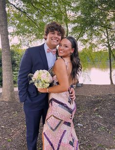 Prom poses with boyfriend Prom Date Poses Couple, Prom Pics For Couples, Candid Prom Pictures, Funny Prom Poses, Prom Date Poses, Fun Prom Pictures, Cute Prom Pictures, Prom Inspo Pictures, Prom Pictures Ideas