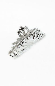 Worry less about adding heat to your hair when you can reach for the LA Hearts Metal Claw Clip. This clip features a claw design with a hinge closure and a silver finish.


	Claw design
	Hinge closure
	Silver finish Head Assessories, Metal Claw Clip, Claw Design, Grunge Accessories, Worry Less, Jewelry Accessories Ideas, Accessories Ideas, Essential Bag, Nice Things