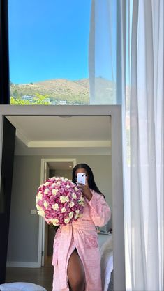 Girl holding purple and white roses Friends Ideas, Icy Girl, Relationships Goals, Pink Lifestyle, Luxury Lashes, Rich Girl Lifestyle, Chapter 33, Our Secret, Black Femininity