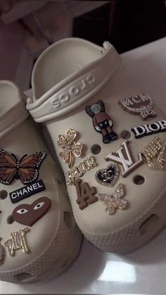 Crocs And Charms, Cute Crocs Ideas, Croks Slipper Aesthetic, Croc Inspo Charms, Cute Crocs Shoes Charms, Crocs Charms Ideas, Crocs Inspo Charms, Crocs With Charms Ideas, Beige Crocs Outfit