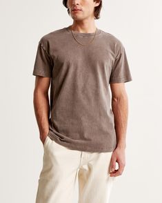 Elevate your everyday style with the Abercrombie & Fitch Men's Essential Tee in a captivating brown pattern. This tee is designed to offer both comfort and durability with its substantial 180g softAF cotton fabric, ensuring it withstands the rigors of daily wear.

- Size: XS
- Color: Brown Pattern
- Material: Cotton
- Gender: Male
- Fit: Relaxed, slightly roomier through the shoulders and body

Featuring a straight hem and a relaxed-fit silhouette, this tee is the quintessential choice for those Brown Pattern, Men's Tops, Mens Essentials, Pocket Tee, Everyday Style, Mens Tees, Abercrombie Fitch, Everyday Fashion, Daily Wear