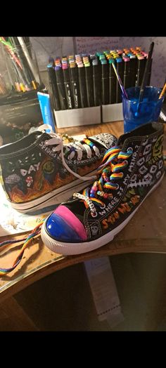 Diy Converse Shoes Paint High Tops, How To Decorate Shoes, Shoe Decorations Diy Converse, Converse Shoes Decorated, How To Customize Converse, Alt Shoes Drawing, Shoe Decoration Ideas, Converse Shoe Ideas, Punk Craft Ideas