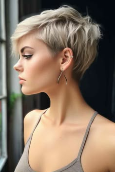 67 Ash Blond Hair Color Ideas for Different Cuts and Contexts (Concept Design) - StileStack Elegant Hair Color Ideas, Pixie Haircut Color Ideas, Ash Blonde Pixie Haircut, Short Ash Blonde Hair, Pixie Blonde Hair, Platinum Short Hair, Ash Blonde Pixie, Pixie Haircut Color, Ash Blonde Short Hair