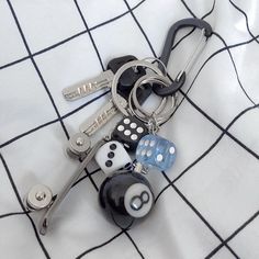 Cool Keychains Aesthetic, Emo Keychains, Car Keys Keychain Ideas Aesthetic, Aesthetic Keychains For Car Keys, Keychain Ideas Car Keys, Carabiner Keychain Aesthetic, Keychain Outfit, Keychains Aesthetic