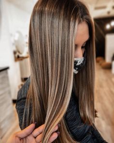 Explore must-try fall hair color trends for blondes in 2024 for a stunning look. 🍁✨ #FallHairColors #BlondeHairTrends #AutumnBlonde #BlondeInspo #SeasonalHair #ChicBlondeStyles #WarmBlondeShades #HairColorIdeas #FallBeauty #BlondeTransformation Straight Balayage, Iced Mocha, Caramel Highlights, Mom Hairstyles, Hair Color And Cut