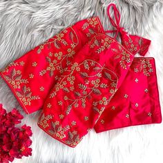 Price__1050 free shipping 

Blouse Design *RAJESHREE*

Blouse has jari ,thread ,ton to ton beads handwork and khatli hand work

Blouse material heavy banarasi silk

Blouse has froent open paterrn

Blouse size making 38

Alterupto *40*

BEAUTIFUL HANDWORK LATKAN