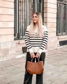 Mon look préféré pour le printemps avec un pull marinière, un jean en similicuir et mon nouveau sac préféré : le mini cyme de Polène, en couleur cognac