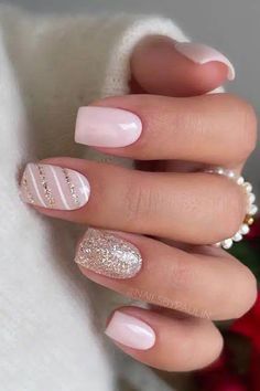 Christmas Nails Glitter, Pink Glitter Nails, Christmas Gel Nails, Christmas Nails Acrylic, Short Acrylic Nails Designs, Xmas Nails, Dipped Nails, Gel Nail Designs, Christmas Nail