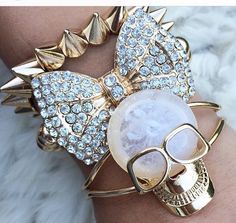 Lovely jewels Skull Images, Skull Accessories, Candy Skulls, Look Rock, Bow Bracelet, Gold Skull, Single Photo, Skull Bracelet