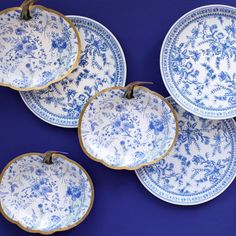 BLUE TOILE PUMPKIN PLATE Sophistiplate Thanksgiving Tableware Bonjour Fete - Party Supplies Pumpkin Plates, Cut Pumpkin, Salads Appetizers, Thanksgiving Centerpieces Diy, Indoor Fall Decor, Thanksgiving Party Favors, Fine Dinnerware, Holiday Party Themes, Toile Pattern