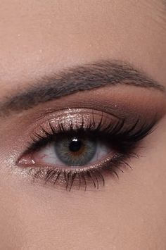 Make Up Looks For Big Eyes, Smokey Eye Makeup For Round Eyes, Dark Eye Shadow Looks, Sminka Za Malu Maturu, Braidsmaid Makeup Looks, Sminka Za Maturu, Dark Green Dress Makeup Ideas, Homecoming Eye Makeup, Easy Make Up Ideas