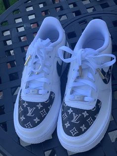 - Authentisch, ganz neu im Karton.
- 100 % handgefertigt bis zur Perfektion.❤️
- Jedes Paar ist einzigartig und einzigartig .🌷
- Wasserdicht und kratzfest.😊 Black Air Force 1, All White Sneakers, Custom Shoes Diy, Jordan Shoes Retro, Custom Air Force 1, Shoe Company, Custom Nikes, Hot Sneakers, Diy Shoes