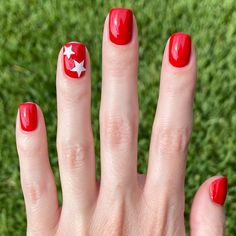 30  Cute 4th of July Nails to Spark Your Independence Day Style! - prettygirlythings.com Minimalist Tattoo Back, Tattoo Ideas Female Finger, Finger Tattoo Minimalist, Cute 4th Of July Nails, Tattoo Back Tattoo, Patriotic Nails Design, Patriotic Nails, Festive Nail Designs, Tattoo Minimalist