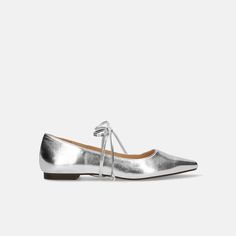 Stylish flat shoes with a center seam design on the instep and a removable strap. You can create a sweet feminine style by tying the strap with a ribbon at the instep. Stylish Flat Shoes, Wooden Pattern, Foot Pain, Flat Shoes, Feminine Style, Shoes Flats, Ribbon, Heels, 10 Things