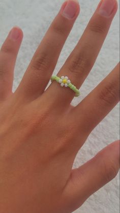 DIY beeded ring daisy flower green white Daisy Beaded Ring, Diy Beaded Rings Simple, Daisy Ring Beads, Daisy Bead Ring, Diy Daisy Flower, Diy Rings Easy, Daisy Rings, Diy Daisy