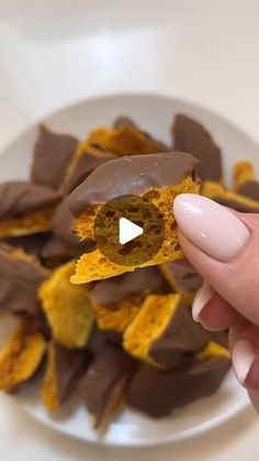 Agnes Mocko on Instagram: "🎄✨ Fair warning... if you bring this honeycomb toffee to your Christmas gathering, you’ll be the instant holiday hero! 🍯🍫 Crispy, sweet, and dipped in velvety milk chocolate—what’s not to love? This easy recipe will have everyone begging for the secret, and trust me, it’s just as fun to make as it is to eat! 🙌

Ingredients:

	•	1 cup granulated sugar
	•	3 tbsp water
	•	4 tbsp light corn syrup
	•	1 tbsp honey
	•	1 ½ tsp baking soda
	•	1 cup milk chocolate (for dipping)

Recipe:

1. Start with the base: Add 1 cup of sugar, 3 tbsp of water, 4 tbsp of light corn syrup, and 1 tbsp of honey to a pot over medium-high heat.
2. Stir it up: Stir it at first, but once the sugar has melted, leave it alone! Just move the pot around every so often.
4. Watch it bubble: Once