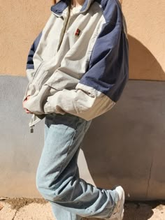 Vintage Wind Breaker Outfit, Quarter Zip Windbreaker Outfit, Oversize Windbreaker Outfit, Wind Breaker Jacket Outfit Aesthetic, Beige Windbreaker Outfit, Windbreaker Outfit Aesthetic, Oversized Windbreaker Outfit, Wind Jacket Outfit